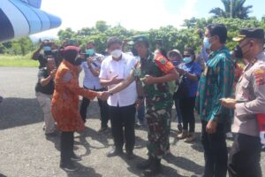 Dandim Yawa Dampingi Mensos Risma Kunjungi Sidang Sinode GKI di Kabupaten Waropen