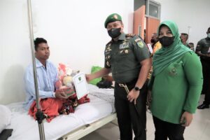 Pangdam Cenderawasih Didampingi Ketua Persit Beri Motivasi Pasien di RSMI Jayapura