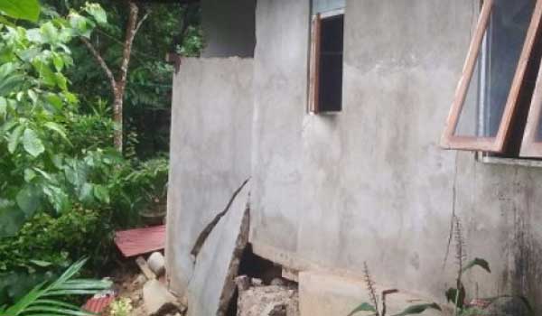 rumah rusak