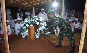 Danrem Binaiya Pimpin Langsung Pemakaman Alm Kapten Inf. Latuamury secara Militer