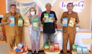 Plt Disperindang Maluku Serahkan Bantuan ke Pelaku IKM di Ihamahu