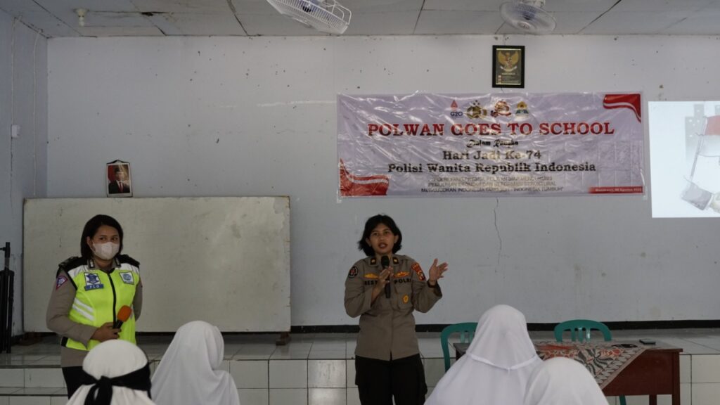 Peringati HUT ke-74, Polwan Polda Papua Barat Gelar Goes To School