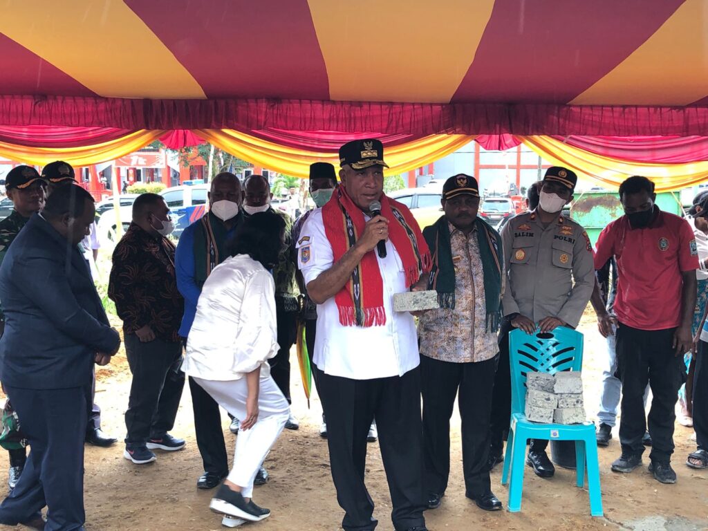 Tiga Tokoh Pemerintah Letakan Batu Penjuru Gedung Gereja Bethel Papua di Bintuni