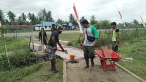 Personil Satgas TMMD Ke-114 Kodim Mimika Perbaiki Jembatan Rusak di Kampung Apuri