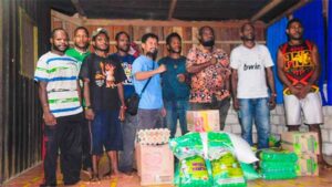 Kapus Samenage dan Kader NasDem Yahukimo Salurkan Bantuan Bama – Uang Tunai
