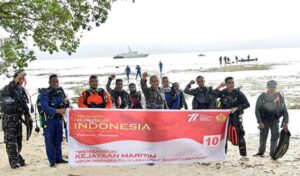 Di HUT RI ke 77, Danlanal IX Ambon Pimpin Pengibaran Merah Putih Bawah Laut di Saparua