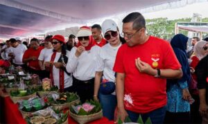 Di Momen Pemecahan Rekor MURI, Pangdam Cicipi Makanan Khas Maluku