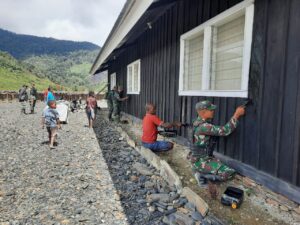 Satgas TNI 301/PKS Bantu Perbaikan Tempat Ibadah di Kampung Puncak Senyum
