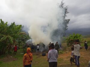 Honai Warga Terbakar, Satgas TNI 321/GT Gerak Cepat Padamkan Api