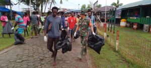 Satgas TMMD ke-114 Kodim Mimika Bersama Warga Bersihkan Kampung Atapo