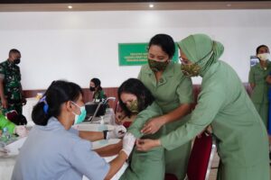 Persit KCK PD XVII/Cenderawasih Gandeng RSMI Gelar Vaksinasi Booster
