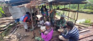 Satgas TMMD Kodim Mimika Makan Siang Bersama Warga Kampung Atapo