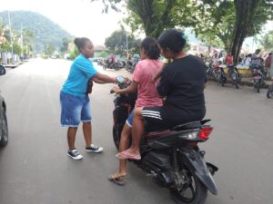 DPD Gelora Yapen Bangkitkan Semangat Kemerdekaan Dengan Bagikan Bendera Merah Putih