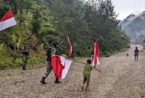 Bendera Merah Putih Berkibar Sepanjang Jalan Kampung Waa Banti Tembagapura