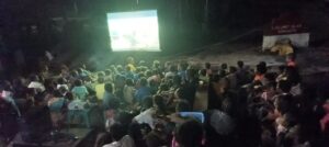 Kegiatan Non Fisik: Satgas TMMD Kodim Mimika Nonton Bareng Warga Kampung Atapo