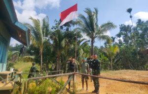 Kompak!! Satgas TNI 126/KC dan Warga Kibarkan Bendera Merah Putih di Perbatasan RI-PNG