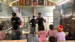 Atasi Buta Aksara, Satgas TNI 113/JS Dirikan Rumah Pintar di Kampung Wuyuneri