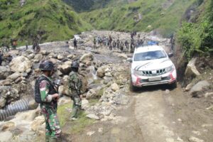 Satgas TNI 321/GT Perbaiki Jalan Trans Wamena-Nduga Akibat Longsor