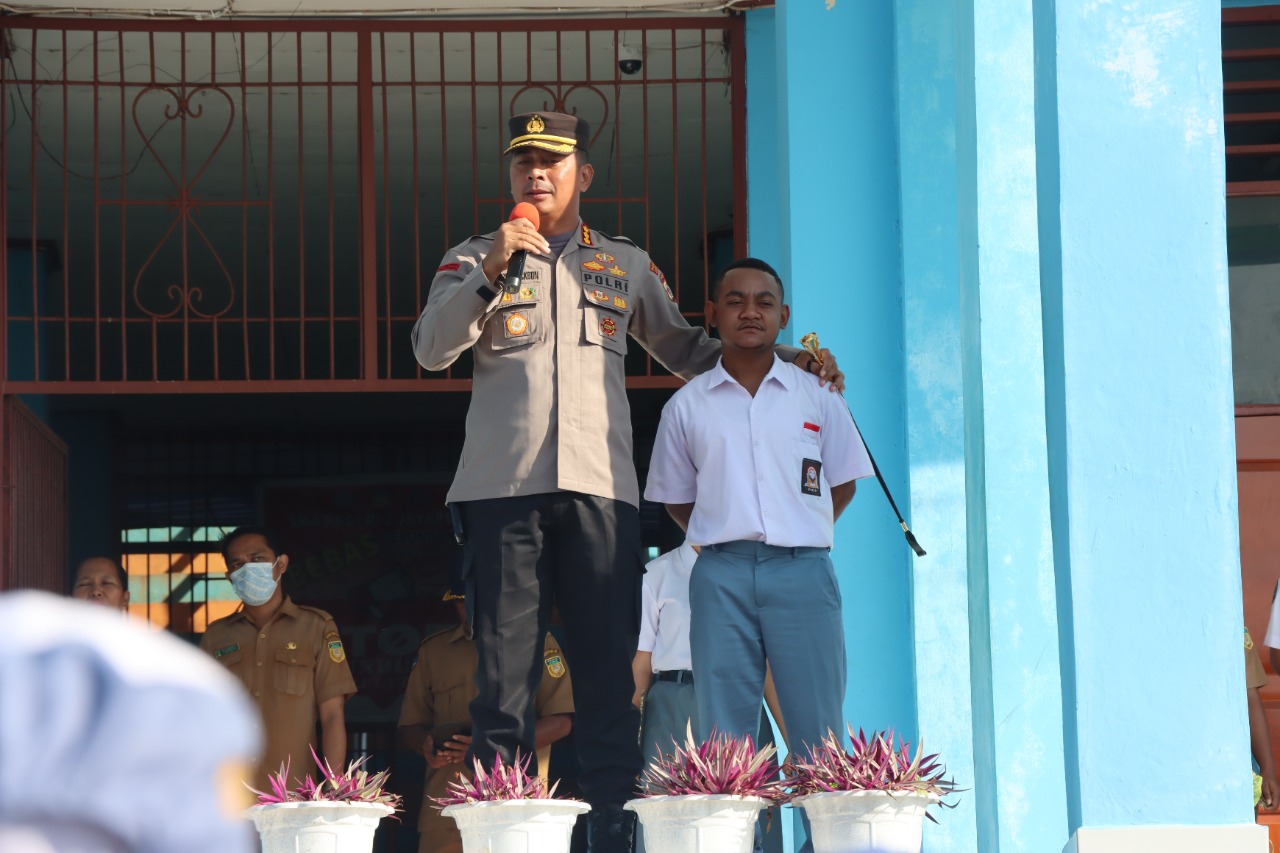 Kapolresta Victor Mackbon Jadi Pembina Upacara Di Smu Negeri 2 Jayapura