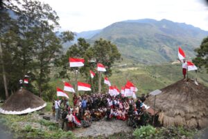 Satgas TNI 301/PKS Bersama Pelajar Se-Distrik Ilu Gelar Ekspedisi Merah Putih