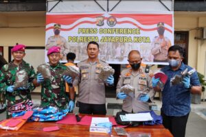 Personil Gabungan TNI-Polri Tangkap Bandar Ganja di Pertigaan Kampung Mosso