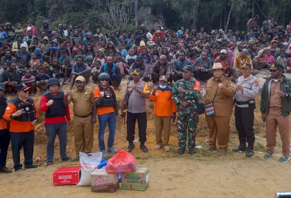TNI Bantu Pendistribusian Bantuan Bencana Alam Kekeringan di Kuyawage 1 WhatsApp Image 2022 08 10 at 07.45.41