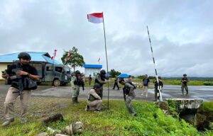 Polisi Dibantu Warga Pasang Bendera Merah Putih di Wilayah Operasi KKB
