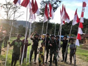 Satgas TNI Yonif 142/KJ Bersama Masyarakat Bolakme Kibarkan Bendera Merah Putih