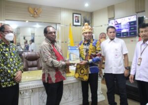 Bupati Keerom-Tenaga Ahli Kemensos RI Bertemu Bahas Program Kerja Bidang Sosial