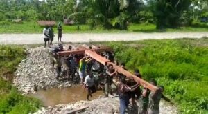 Kompak!! Satgas TNI 431/SSP Bersama Masyarakat Dirikan Patung Salib di Asmat
