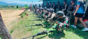 TNI-Polri Latihan menembak Bersama di lapangan Mujitahidin Yonif 756/WMS