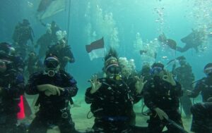Danlantamal X Jayapura Jadi Irup Peringatan HUT RI Ke-77 di Bawah Laut Samudera Pasifik