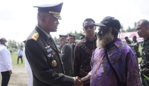 Danrem 172/PWY Bersama Mantan TPNPB-OPM Hadiri Upacara HUT RI ke-77 di Keerom