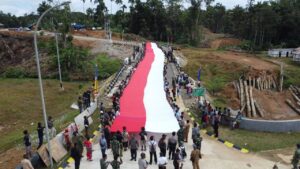 Bendera Merah Putih Raksasa Terbentang di PLBN Yetetkun, Dandim BVD: Saya Merinding!!