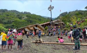 Warga Kampung Aroanop Peringati HUT RI Ke-77 Bersama Satgas TNI 405/SK