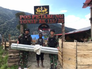 Satgas TNI 113/JS Bantu Renovasi Gereja Kampung Tinolok Puncak Jaya