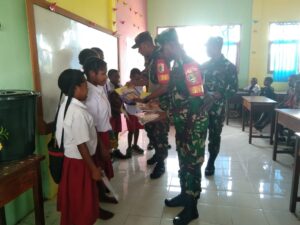 Kodim Yahukimo Bagikan 8.000 Buku Bacaan di Kabupaten Nduga