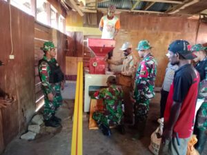 TNI Bersama Poktan Kampung Okyako Operasikan Mesin Gilingan Padi