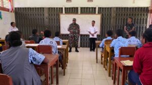 Letkol Athenius Murip Berikan Materi Wasbang dan Motivasi Siswa SMP 3 Wamena