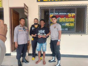 2 Personil Provos Polda Papua Amankan Pelaku Jambret dan Serahkan ke Polsek Abe