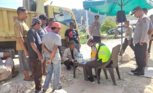 Polisi Tilang 7 Truck Bermuatan Karang Timbunan di Koya