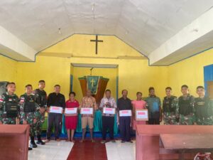 Satgas TNI Bantu Warga Perbatasan RI-PNG Sembako dan Baju Olahraga