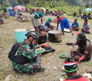 Jalin Keakraban, Satgas TNI 113/JS Makan Bersama Warga Kampung Tirineri