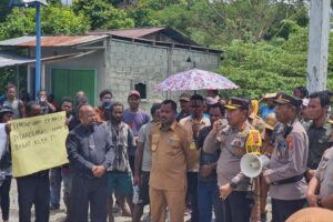 Aksi Palang Jalan Dibuka, Kapolres Mimika Janji 2 Korban Yang Masih Hilang Tetap Dicari