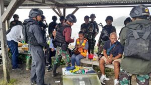 Satgas TNI Bantu Evakuasi Korban Selamat Pesawat Tergelincir di Bandara Sinak