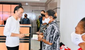 Presiden Jokowi Serahkan BLT Subsidi BBM di Sentani