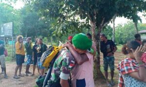 Tempati Hati Rakyat Papua, Tangis Haru Lepas Kepergian Prajurit Satgas TNI 123/Rajawali