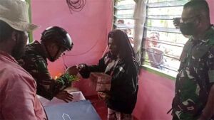 Satgas Yon R 600/Modang Beri Uang Adat di Atas Peti Penuhi Permintaan Keluarga, Disaksikan Warga