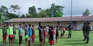 Satgas TNI 405/SK Latih PBB Siswa SD Inpres Jita, Tanamkan Disiplin
