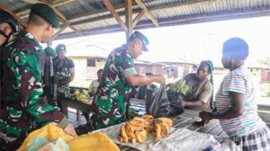 Mama Papua Ngaku Senang, Dagangannya Diborong Pangdam Cenderawasih dan Bupati Nduga